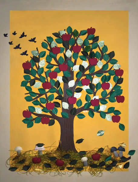 装饰树与绿叶和红色苹果在黄色背景 — 图库照片