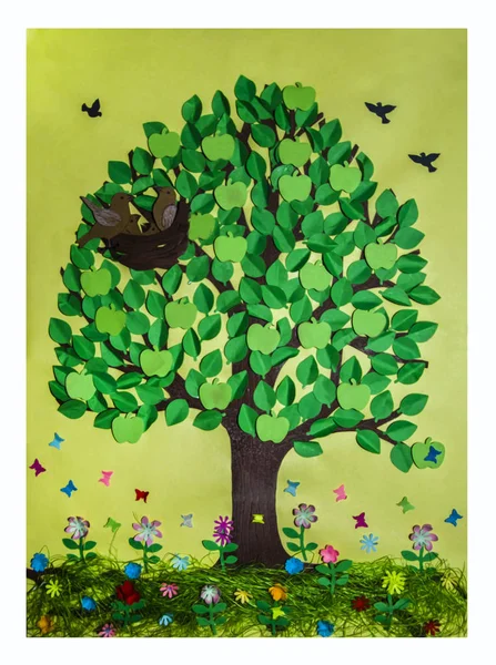Колаж Декоративне Дерево Зеленим Листям Ньому Гніздо Птахами Під Ним — стокове фото