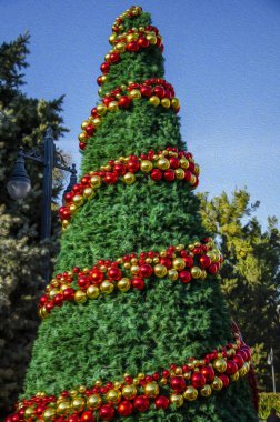 Radar resim, yağlı boya - parlak topları çelenk ile süslenmiş Noel ağacı