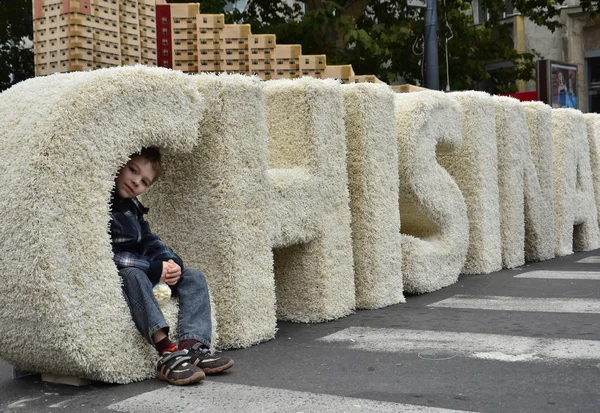 Chisinau República Moldova 2013 Niño Sentado Grandes Letras Esponjosas Una — Foto de Stock