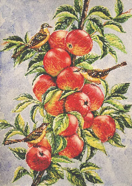 马赛克 一根有红苹果的树枝 三只鸟坐在上面画画 — 图库照片