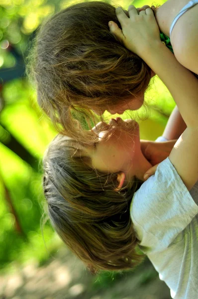 Pequeño Niño Besando Hermana — Foto de Stock