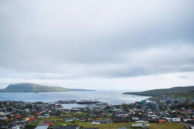 göl ve dağ yeşil vadi Saksun köyde binalarda