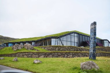 çimenlerin üzerinde çatı dağ yeşil vadi Saksun köyde ev