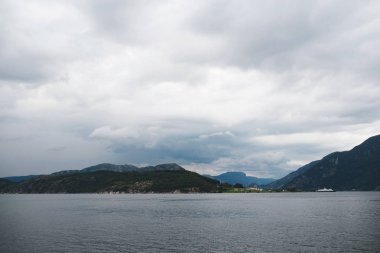 Göl ve dağların Norveç'te doğal görünümü