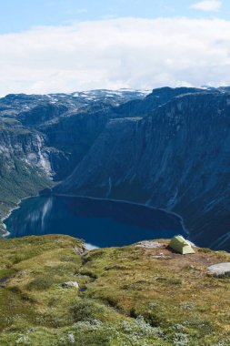 Ringedalsvatnet göl kenarında muhteşem manzaralı tepe üstüne çadır