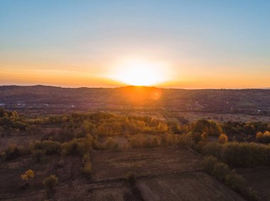 günbatımı üzerinde picturescque görünümünde alanları Romanya