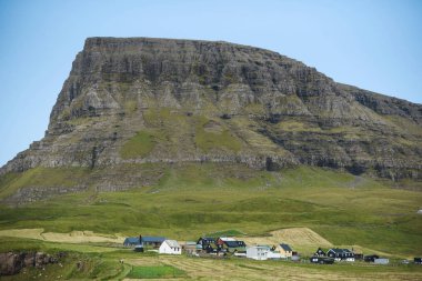 Faroe Adaları dağlardaki küçük köyde