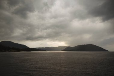 Göl su ufuk çizgisinde bulutlu hava