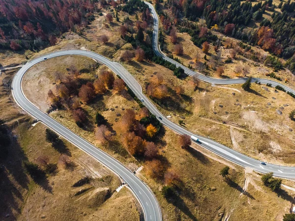 Drone Vista Sulla Strada Transalpina Con Auto Nel Bosco — Foto Stock
