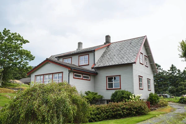 White Big House Green Yard Norway — Stock Photo, Image