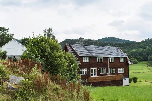 Casa Madeira Velha Cercada Por Prado Noruega — Fotografia de Stock