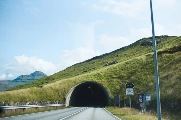 Strada Tunnel Nel Villaggio Montagna Verde Valle Saksun — Foto Stock