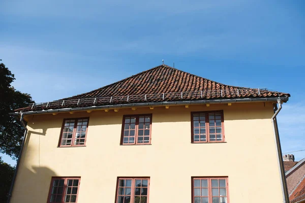 Yellow House Tiled Roof Sunny Weather — Zdjęcie stockowe
