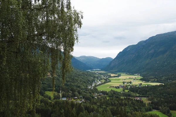 kasabada dağlar Valley havadan görünümü