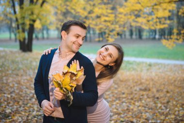 kadın ve sarılma ve sarı holding Park açık havada sevgi dolu koca bırakır 