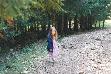 gülümseyen kız Orman yolundaki ayakta