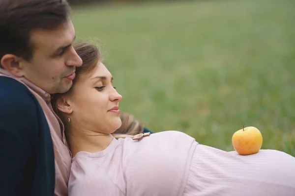 Donna Incinta Abito Marito Amorevole All Aperto Nel Parco Agghiacciante — Foto Stock