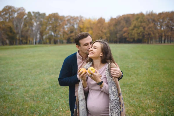 Donna Incinta Abito Marito Amorevole All Aperto Nel Parco Che — Foto Stock