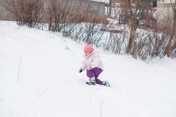 Chica Jugando Nieve Patio — Foto de Stock