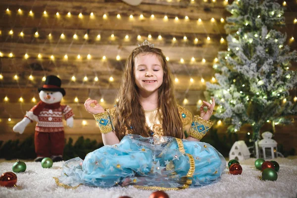 Mooie Kaukasische Meisje Blauw Kostuum Zit Kerstboom Tapijt Mediteren — Stockfoto