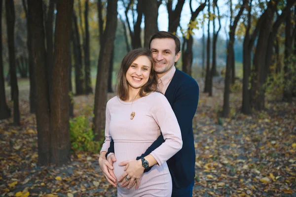 ドレスと屋外公園 男の腹部に触れることで愛する夫の妊娠中の女性 — ストック写真