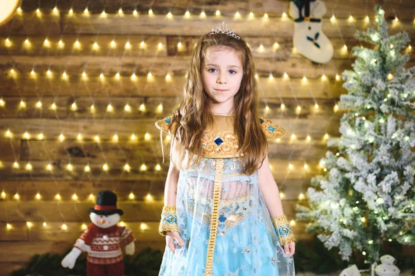 Rozkošný Kavkazských Holčička Modrém Kostýmu Vánoční Dům Tanec Věnec Světly — Stock fotografie
