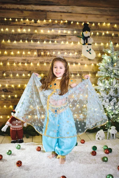 Mooie Kaukasische Meisje Blauw Kostuum Dansen Bij Kerstboom — Stockfoto