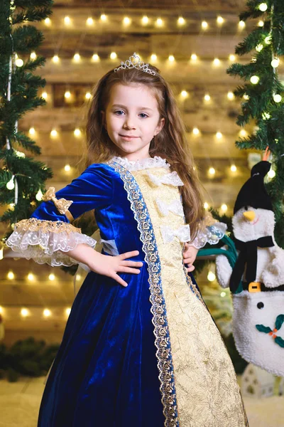 Schattig Kaukasische Meisje Jurk Poseren Camera Kerst Huis — Stockfoto