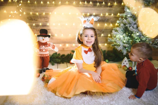 Rozkošný Kavkazských Holčička Oranžové Foxy Šaty Kostým Zdobený Vánoční Studio — Stock fotografie