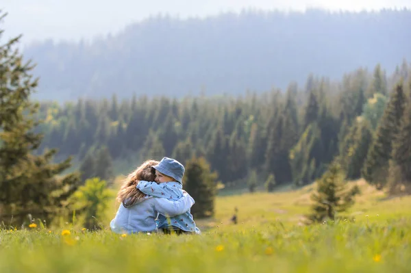 Menino Com Menina Livre Irmão Irmã Juntos Sentados Campo Prado — Fotografia de Stock