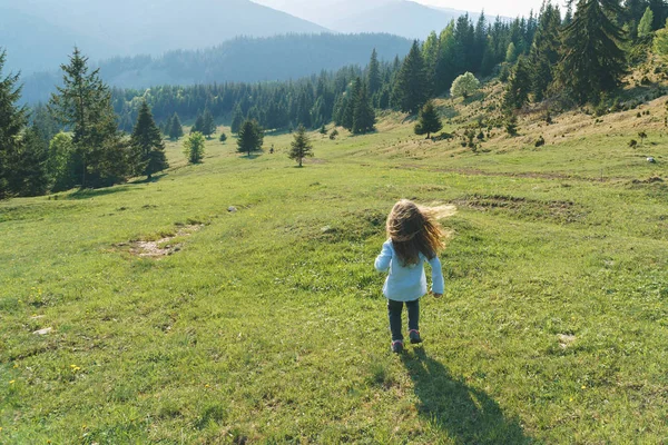 Menina Correndo Através Prado Com Vista Montanhas — Fotografia de Stock