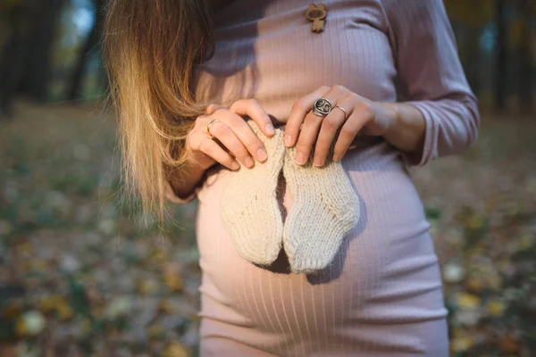 Zwangere Vrouw Jurk Poseren Herfst Park Houdt Buik Gebreide Sokken — Stockfoto