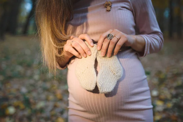 Donna Incinta Abito Posa Nel Parco Autunnale Tenendo Pancia Maglia — Foto Stock