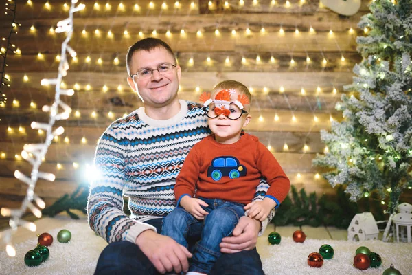 Felice Padre Caucasico Con Figlio Casa Natale Con Ghirlanda Illuminata — Foto Stock