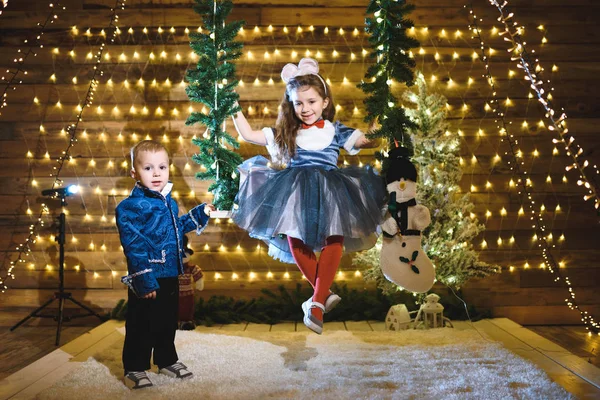 Jongetje Met Meisje Ingerichte Kerst Huis Met Garland Lichten Camera — Stockfoto