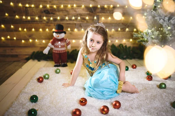 Sorridente Bambina Caucasica Costume Blu Casa Natale Seduta Tappeto Bianco — Foto Stock