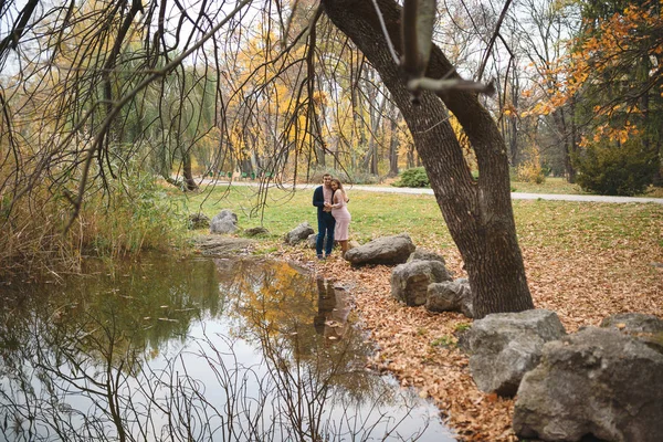 Hamile Kadın Elbise Açık Havada Park Ayakta Nehir Suyu Içinde — Stok fotoğraf