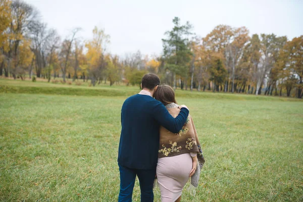 Vista Posterior Mujer Que Camina Marido Cariñoso Aire Libre Parque —  Fotos de Stock