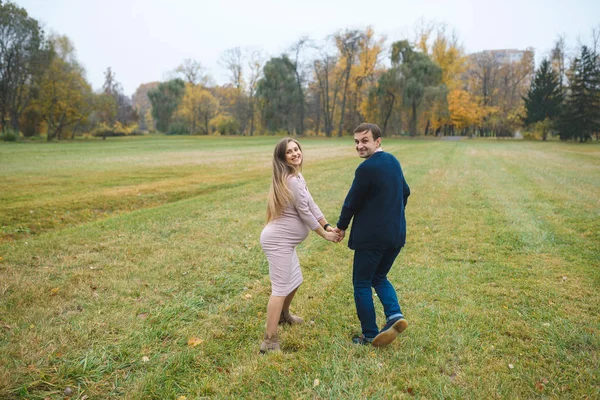 Zwangere Vrouw Jurk Liefhebbende Echtgenoot Buiten Park Paar Hand Hand — Stockfoto