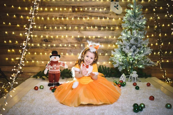 Adorabile Caucasico Bambina Arancione Abito Foxy Costume Seduto Decorato Studio — Foto Stock