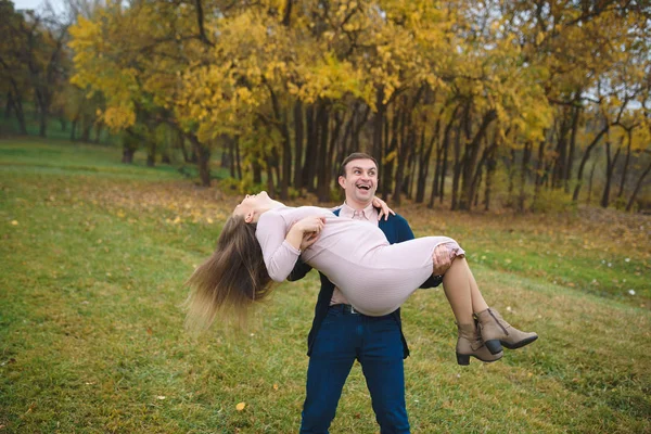 男は公園で屋外のドレスの運ぶ妊婦 — ストック写真