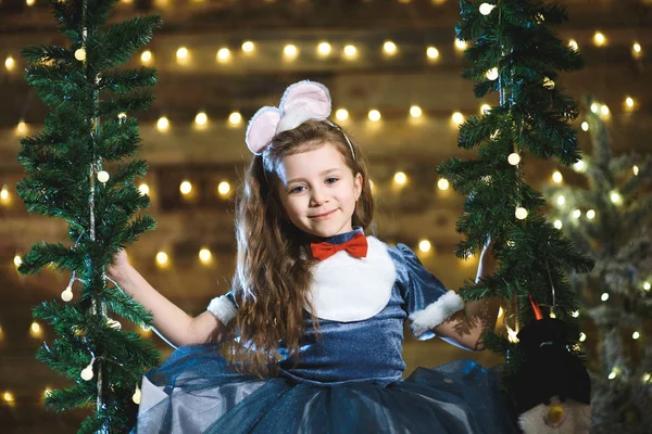 Schattig Kaukasische Meisje Jurk Poseren Kerst Huis — Stockfoto