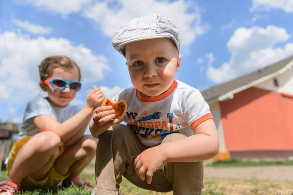 Menino Boné Com Pão Sentado Com Irmã Prado Quintal — Fotografia de Stock