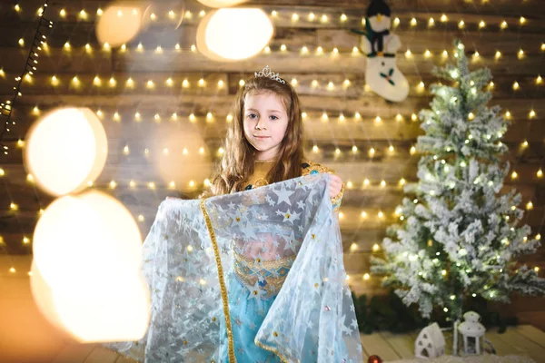 Mooie Kaukasische Meisje Blauw Kostuum Kerst Huis Dansen Garland Met — Stockfoto