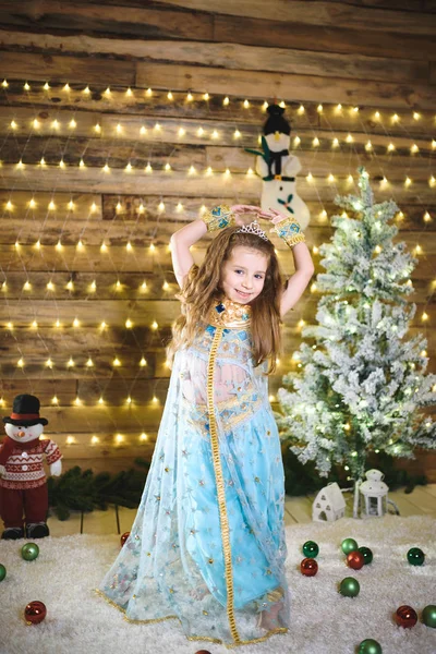 Bella Bambina Caucasica Costume Blu Che Balla All Albero Natale — Foto Stock