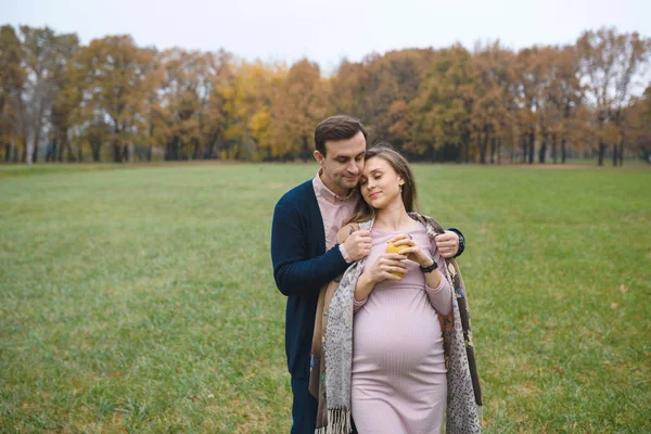 Casal Amoroso Parque Mulher Grávida Vestido Homem Livre Parque Com — Fotografia de Stock