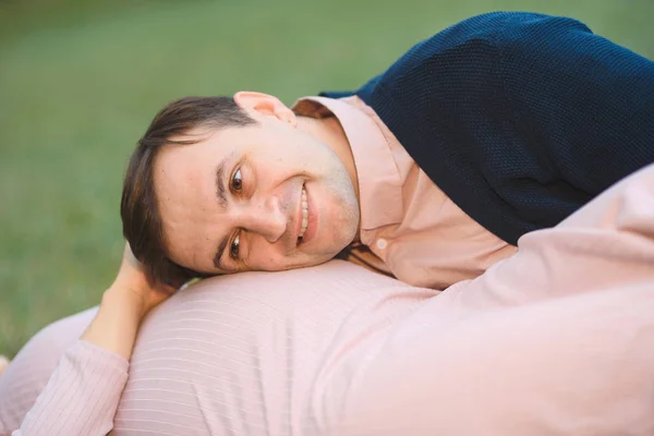 Gravid Kvinna Klänning Och Kärleksfull Make Utomhus Parken Man Lyssnar — Stockfoto