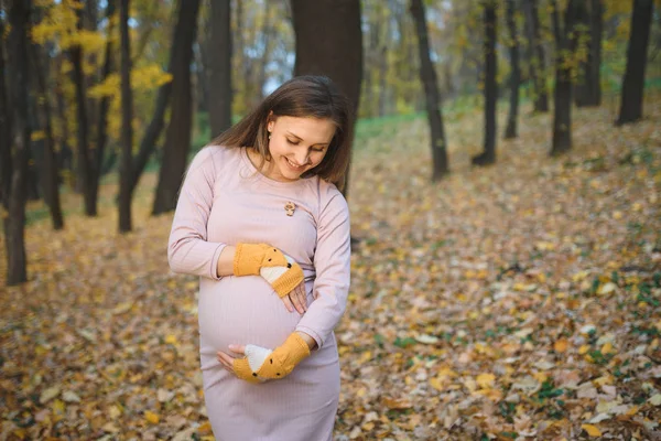 Gravid Kvinna Klänning Poserar Höst Park Och Trycka Buken — Stockfoto