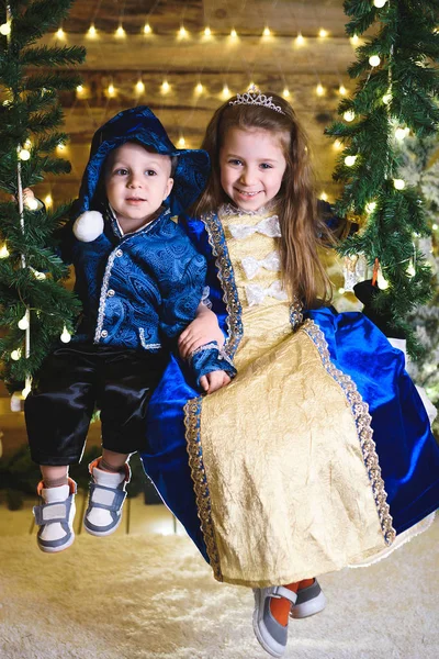 Schattig Broer Zus Kostuums Jongetje Met Meisje Zittend Schommel Kerst — Stockfoto